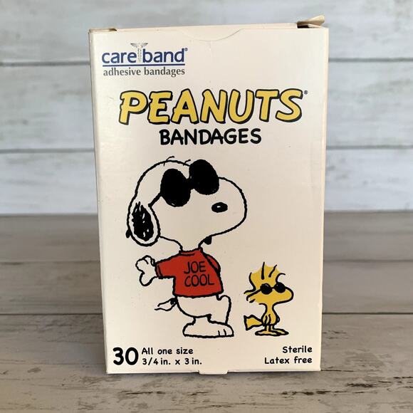 Peanuts 2011 Snoopy Joe Cool Bandages - Picture 1 of 6